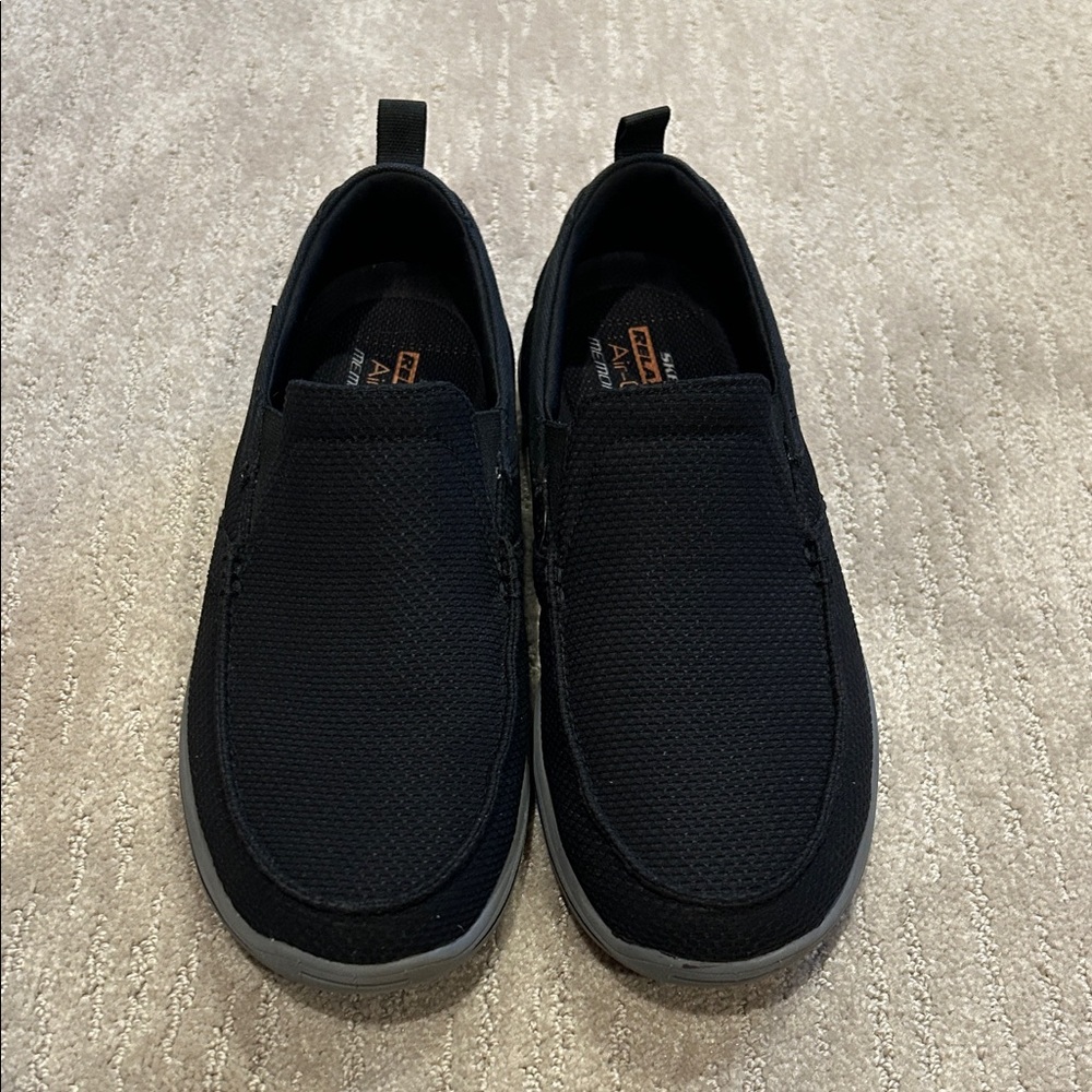 Skechers Men's Black and Gray Loafers